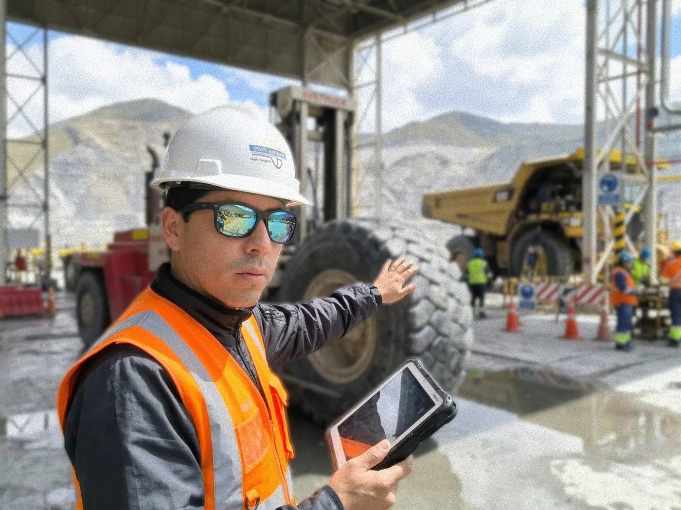 Dr. Wenceslao Ochoa Cuadros en unidad minera, realizando actividades de medicina ocupacional en terreno con EPP completo