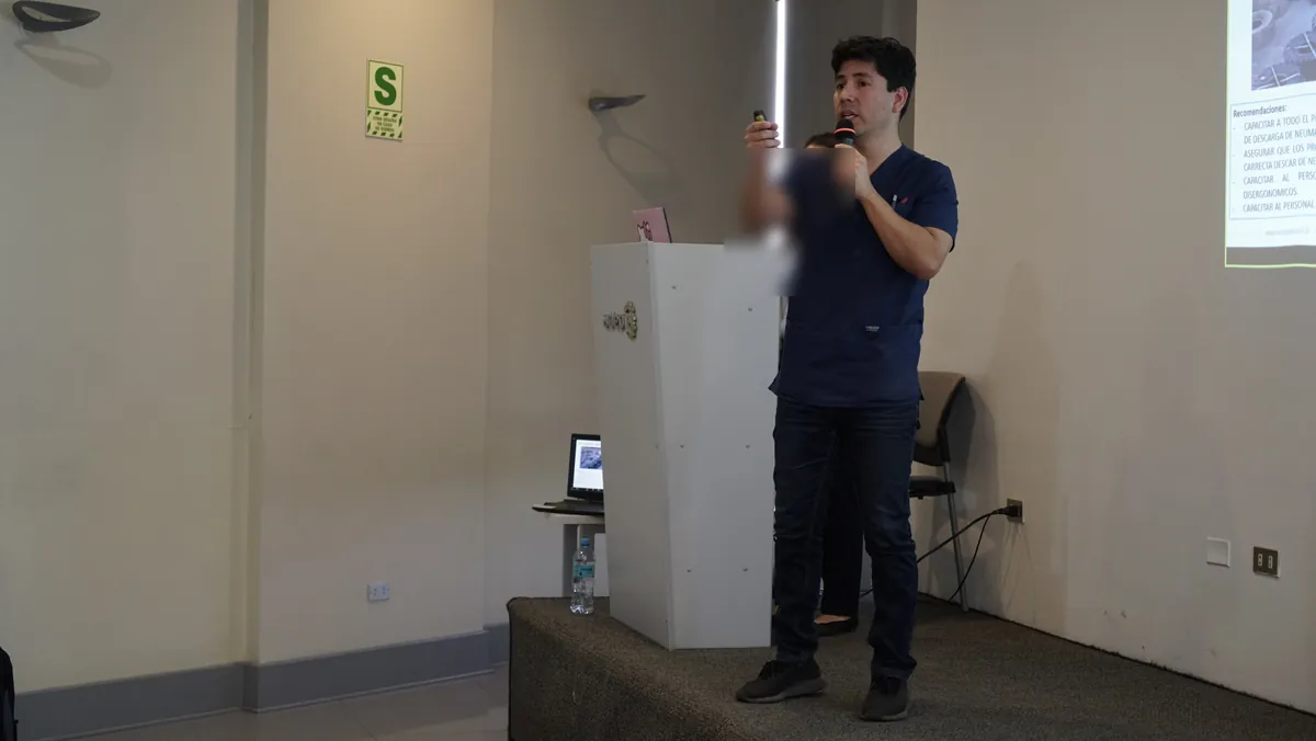 Dr. Ochoa dictando capacitación SST sobre manejo de neumáticos mineros