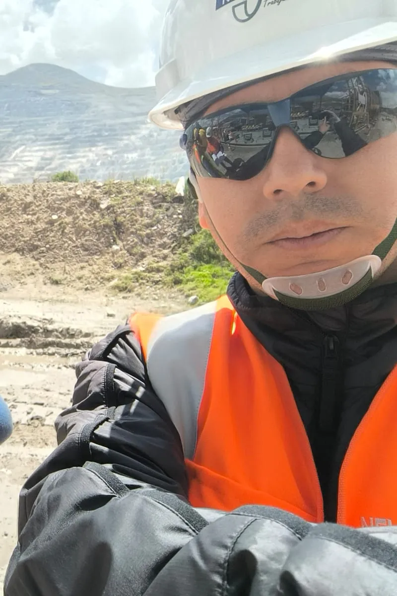 Dr. Ochoa con EPP completo en unidad minera de tajo abierto