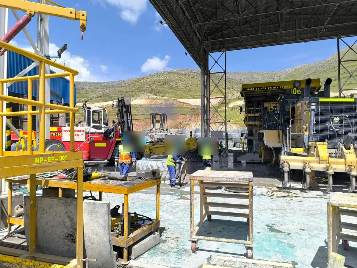 Planta industrial de servicio de neumáticos mineros con maquinaria pesada