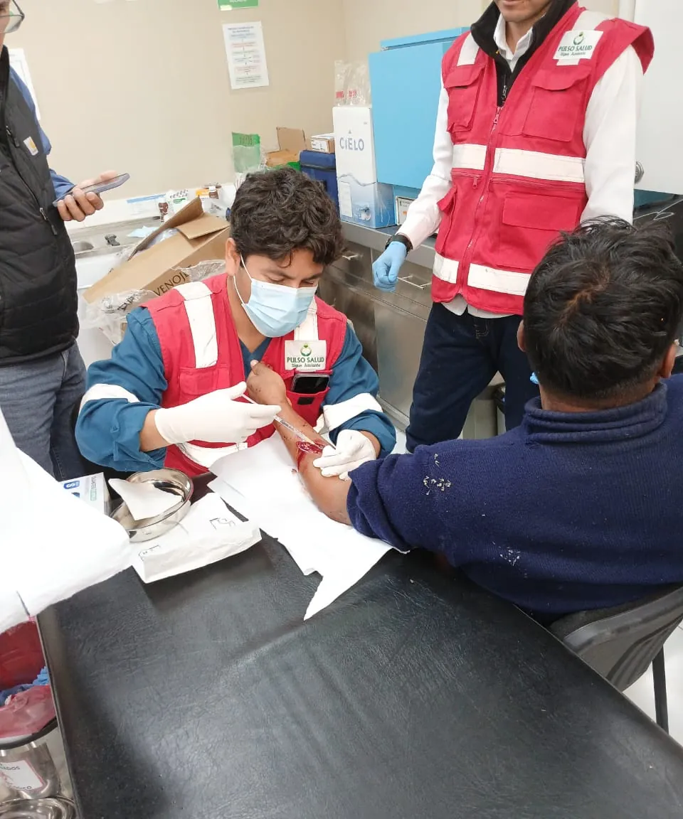 Dr. Ochoa realizando toma de muestra sanguínea en examen médico ocupacional